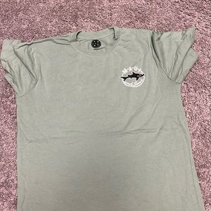 Maui and sons t shirt size medium